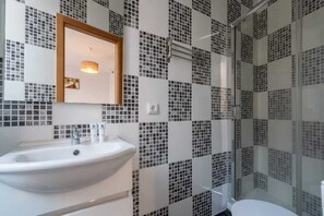 Douche, sèche-cheveux, serviettes fournies