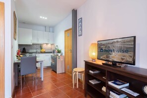 Refrigerador, microondas, parrilla de estufa y cafetera y tetera 