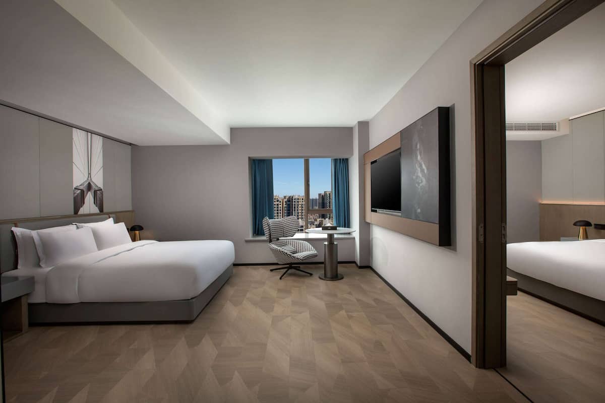 Suite, Bebas Asap Rokok (Caring, 2 King Beds) | Meja kerja dan Wi-Fi gratis