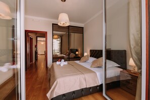 2 bedrooms, in-room safe, desk, iron/ironing board