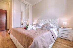 2 bedrooms, in-room safe, desk, iron/ironing board