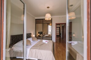 2 habitaciones, caja de seguridad en la habitación y escritorio