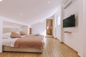 In-room safe, iron/ironing board, travel cot, free WiFi