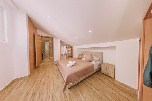 In-room safe, iron/ironing board, Internet, bed sheets