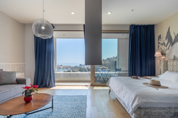 1 chambre, coffre-fort, bureau, fer et planche à repasser