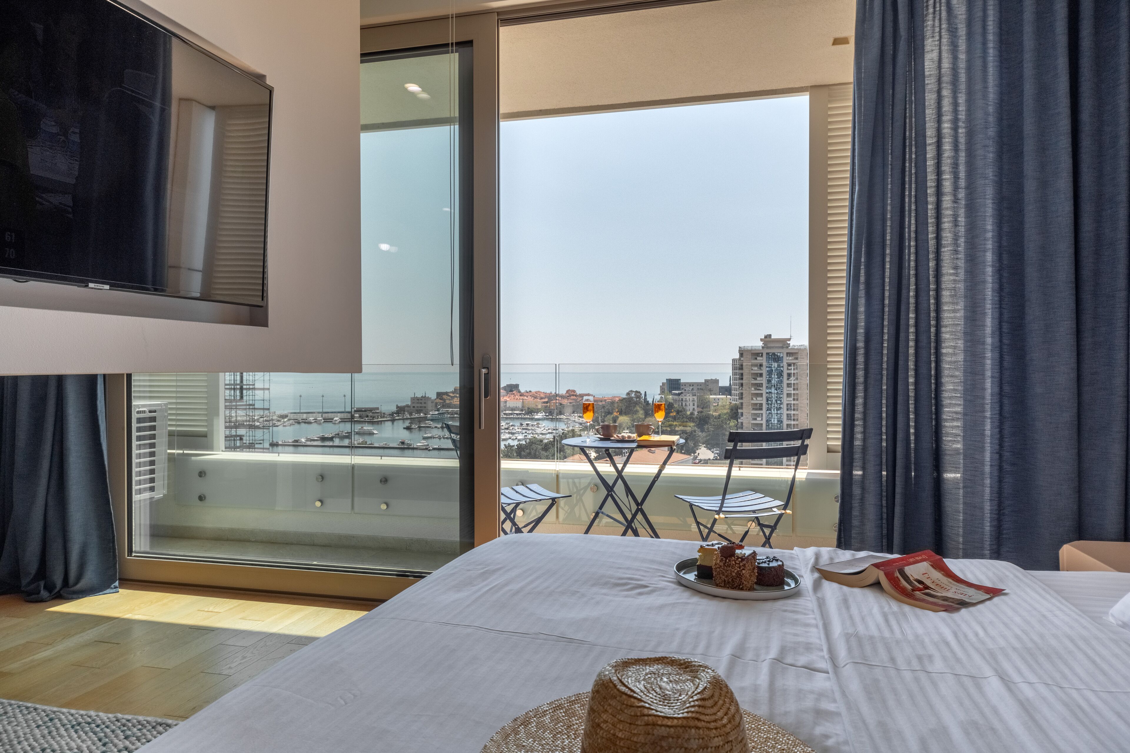 1 sovrum, värdeförvaringsskåp på rummet och skrivbord