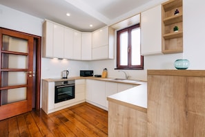 Refrigerador, microondas, horno, placa de cocina