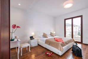 3 chambres, coffre-fort, bureau, fer et planche à repasser