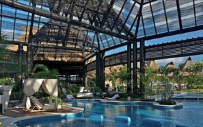 Una piscina al aire libre, una piscina climatizada