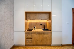 Jääkaappi, mikroaaltouuni, uuni, liesi