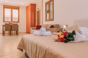 1 makuuhuone, tallelokero huoneessa, työpöytä, silitysrauta/-lauta