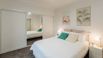 3 Schlafzimmer, Schreibtisch, Bügeleisen/Bügelbrett, WLAN