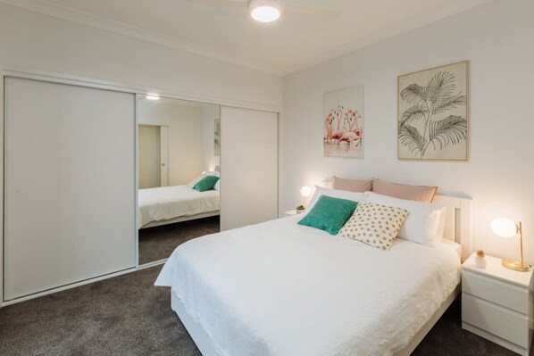 3 室のベッドルーム、デスク、アイロン / アイロン台、WiFi