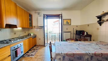 Kühlschrank, Mikrowelle, Herdplatte, Geschirrspüler