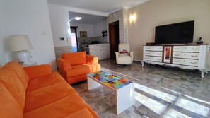 Smart TV - Large apartment with 5/6 beds - closed parking space- served by public transport (Verdellino)