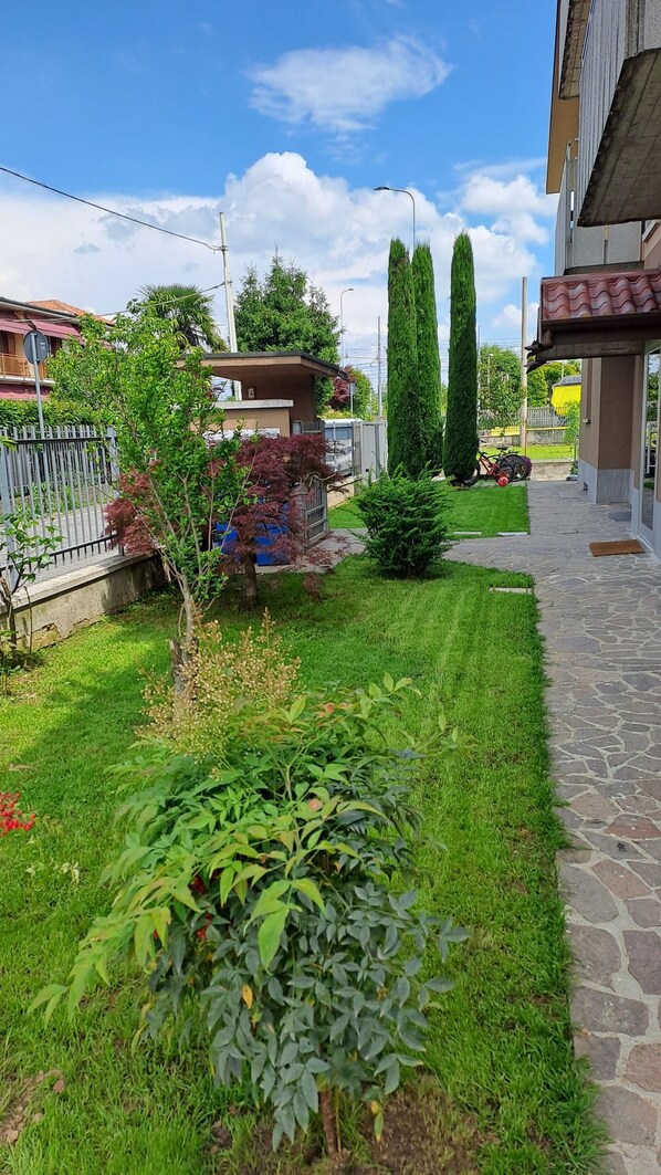 Property grounds - Large apartment with 5/6 beds - closed parking space- served by public transport (Verdellino)