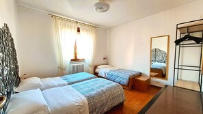 2 bedrooms, in-room safe, travel crib, free WiFi - Large apartment with 5/6 beds - closed parking space- served by public transport (Verdellino)