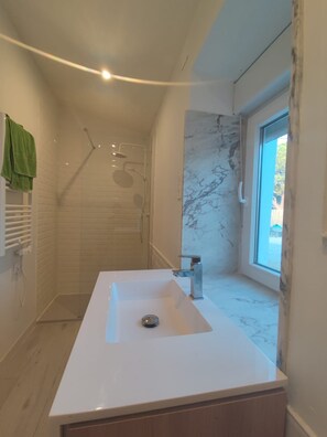 Douche, sèche-cheveux, bidet, serviettes fournies