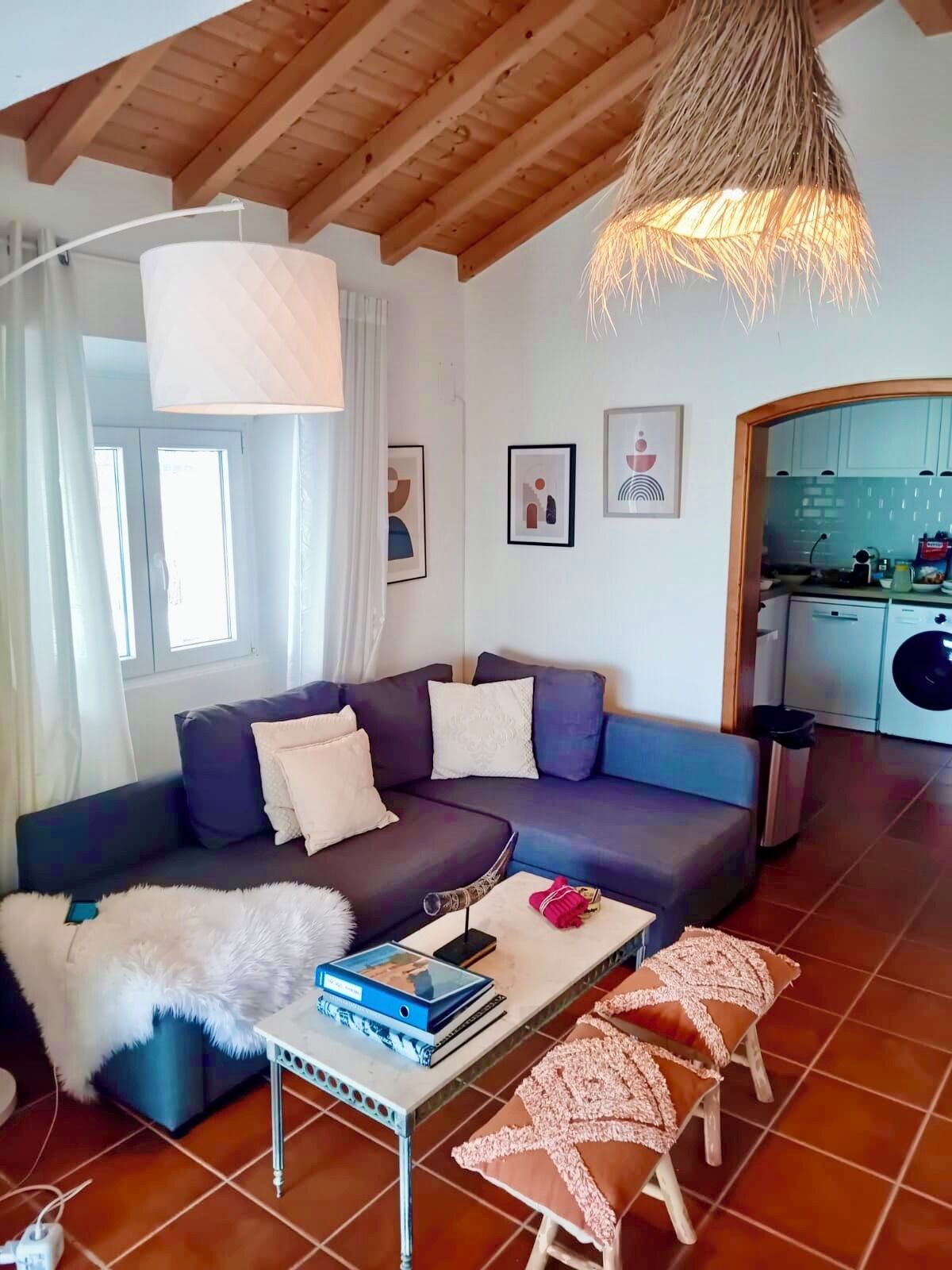 Chimenea, libros y estéreo 