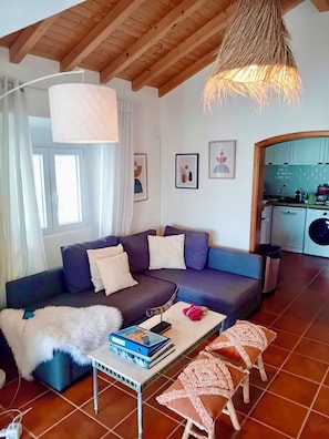 Cheminée, livres, chaîne hi-fi