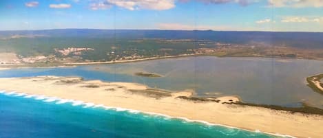 Una playa cerca, sillas reclinables de playa