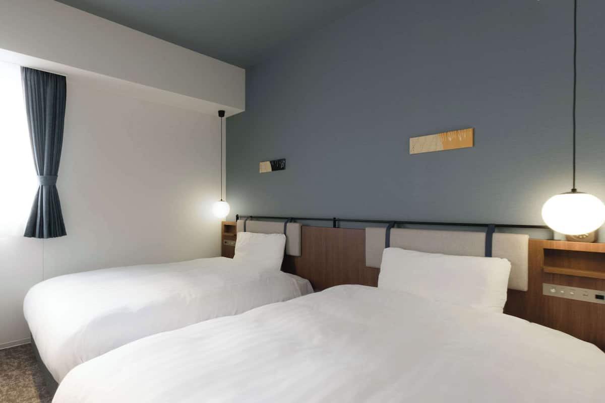 Standard Room, 2 Katil Bujang (Single), Non Smoking | Peralatan tempat tidur premium, peti besi dalam bilik, meja