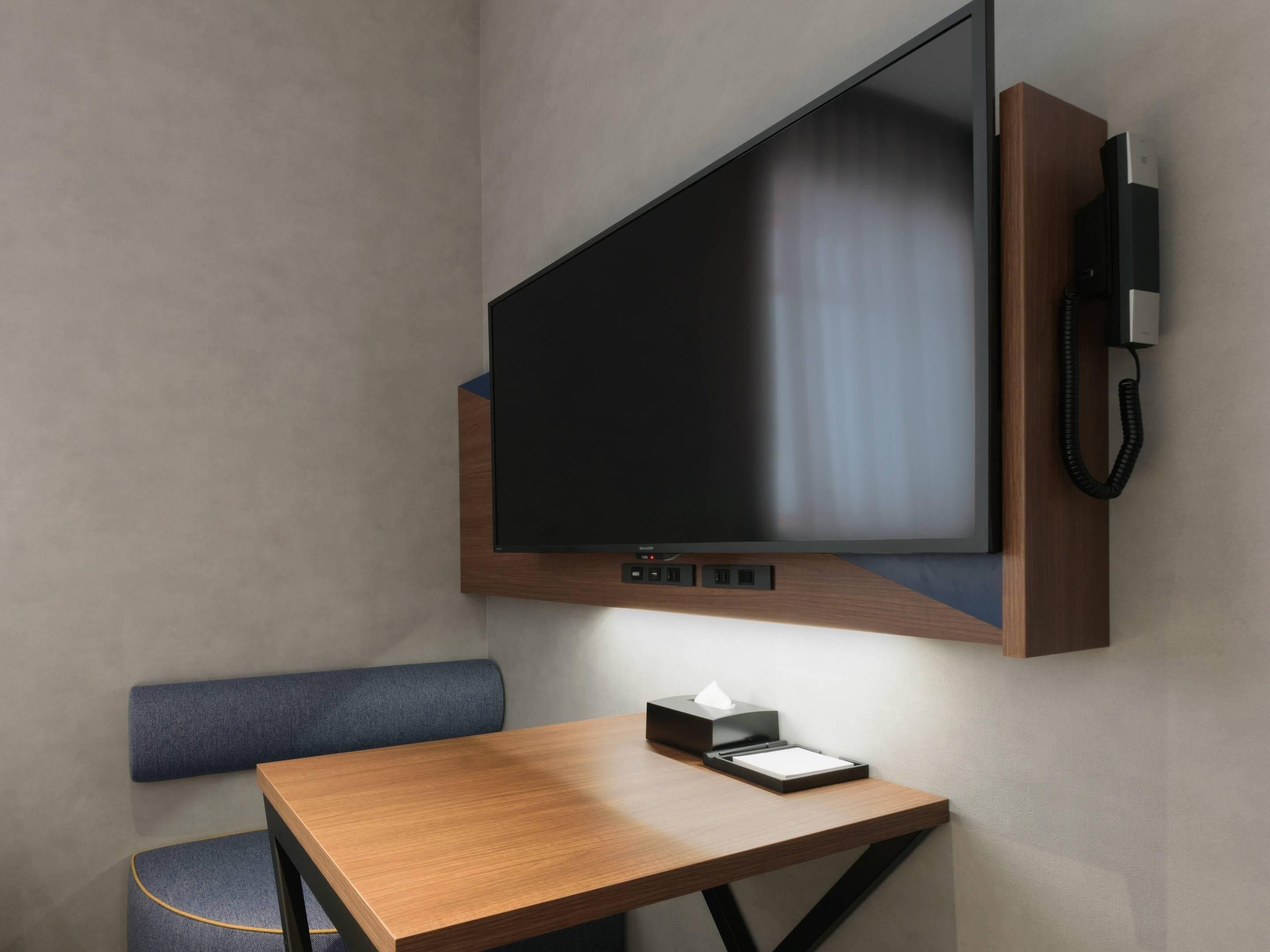 Premium bedding, in-room safe, desk, laptop workspace