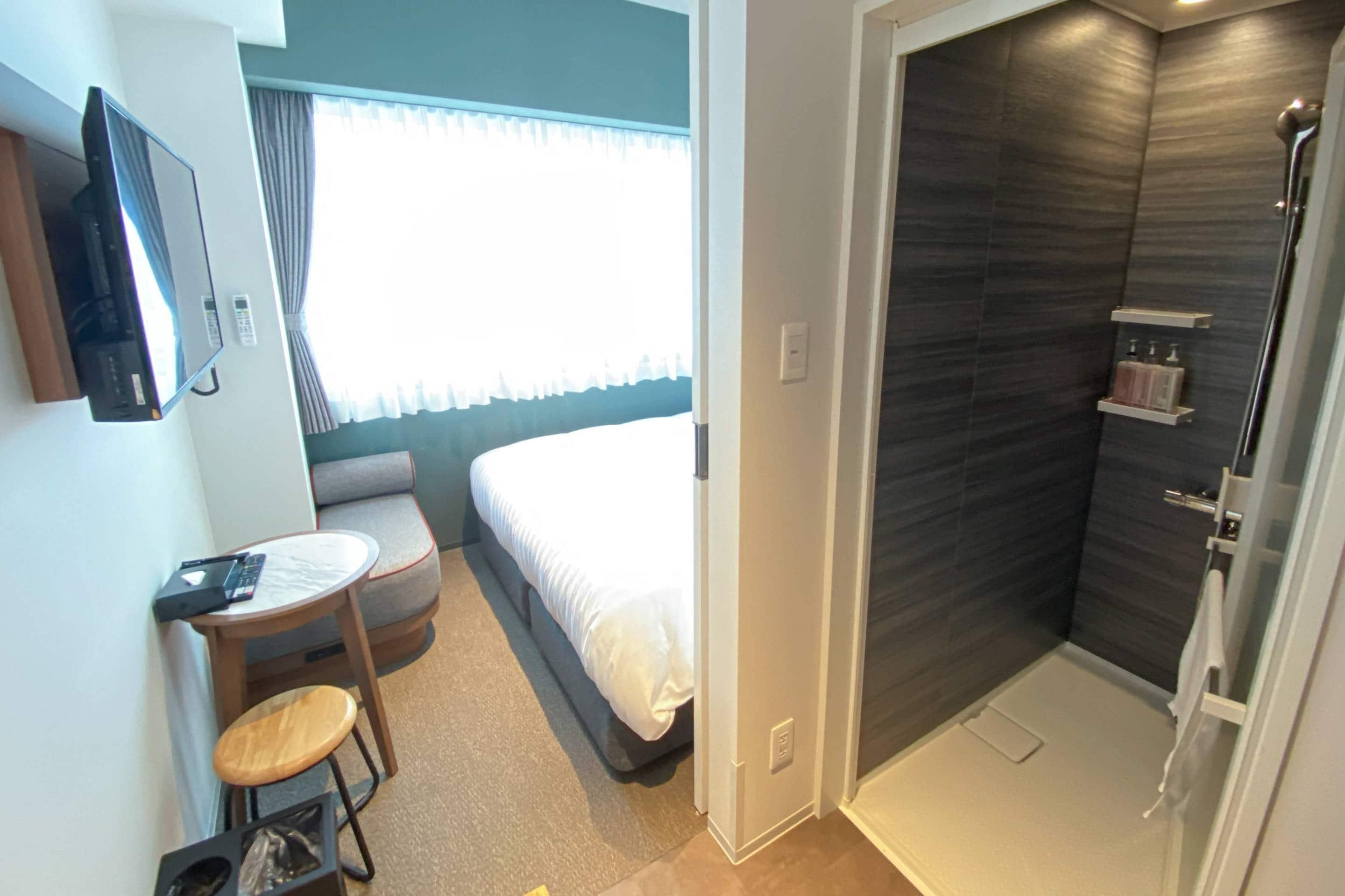 أغطية فراش متميزة وخزنة داخل الغرفة ومكتب ومساحة عمل للكمبيوتر المحمول