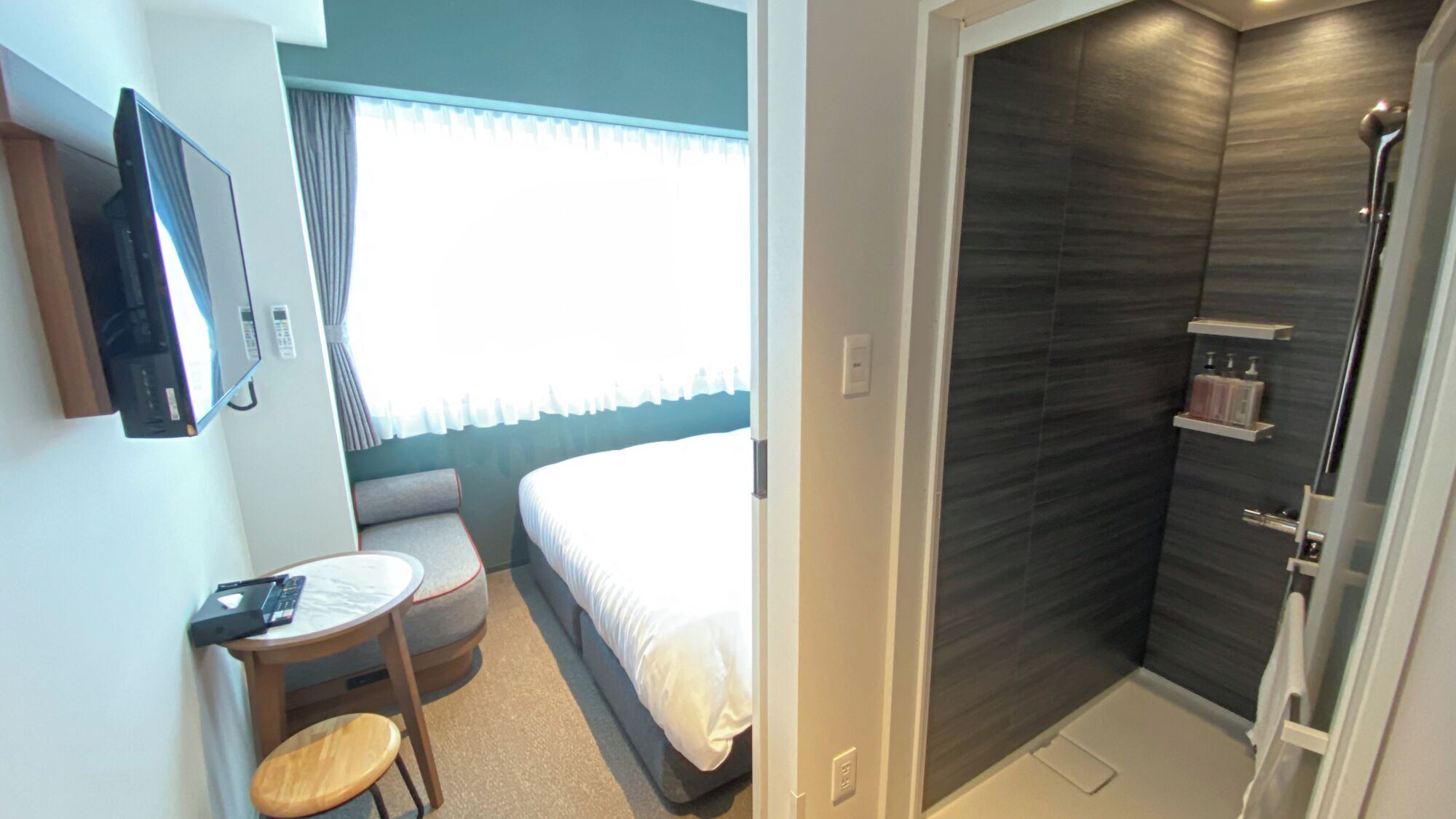 Premium bedding, in-room safe, desk, laptop workspace
