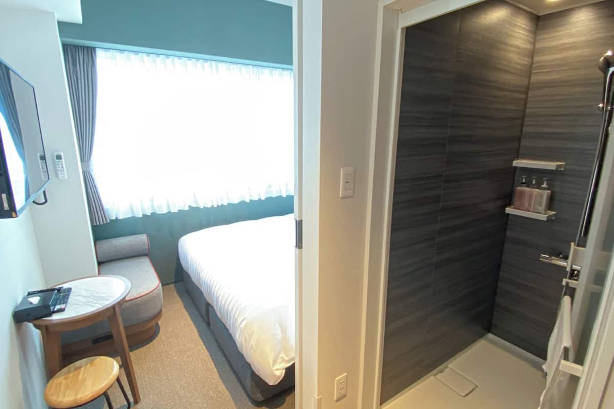 Premium bedding, in-room safe, desk, laptop workspace