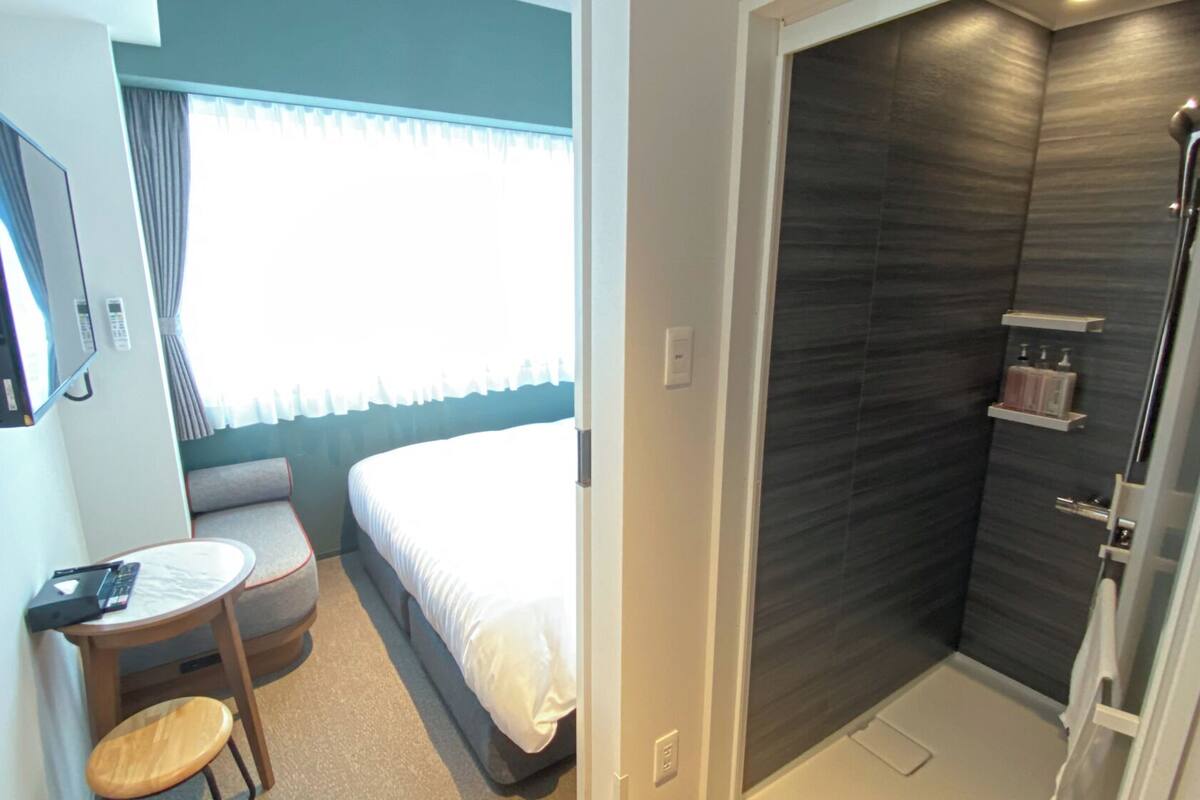 Premium bedding, in-room safe, desk, laptop workspace