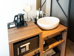 Literie de qualité supérieure, coffres-forts dans les chambres, bureau