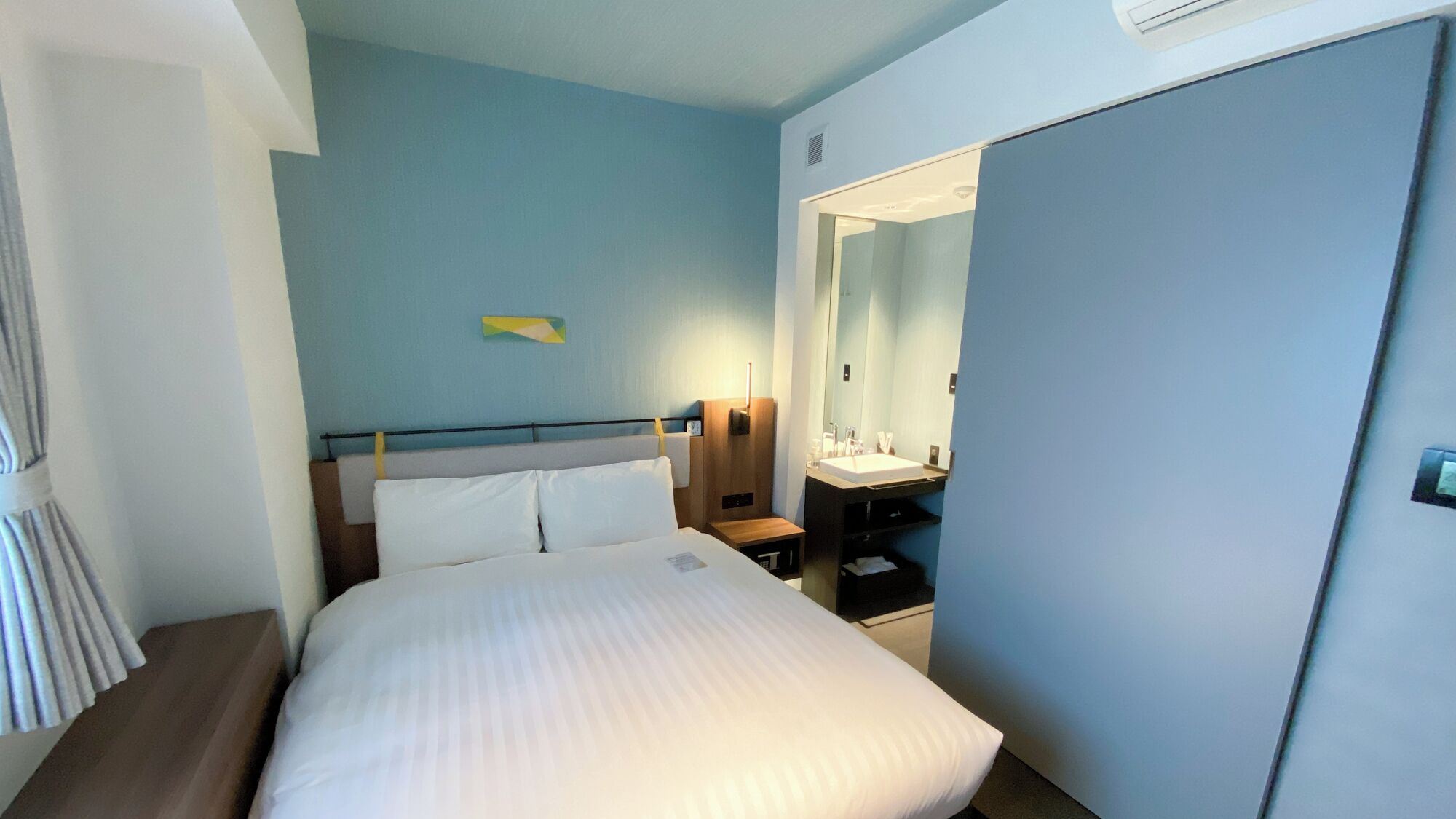 Premium bedding, in-room safe, desk, laptop workspace