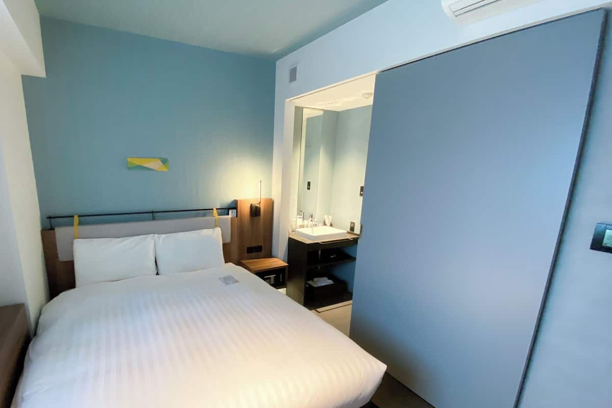 Premium bedding, in-room safe, desk, laptop workspace
