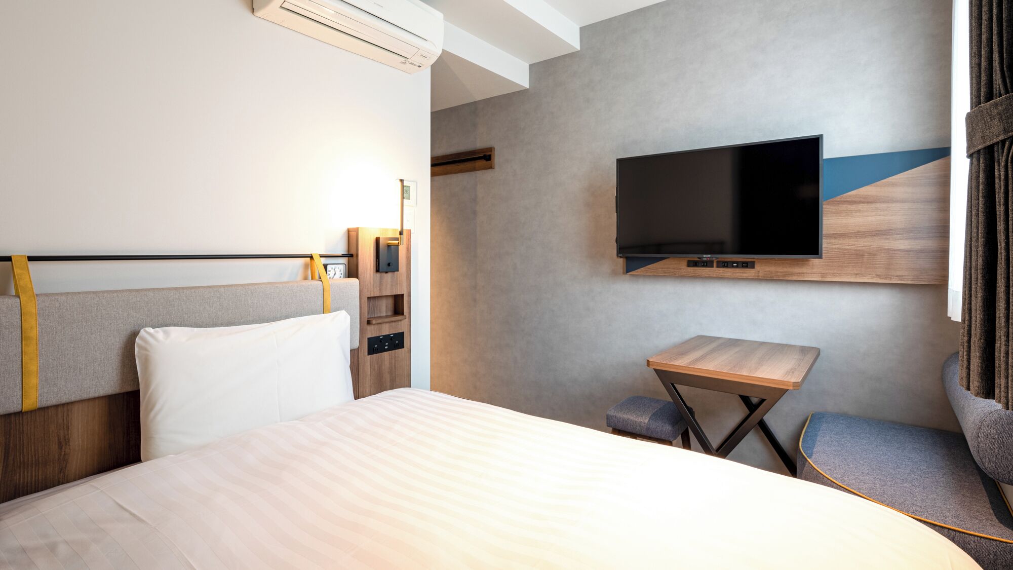 Premium bedding, in-room safe, desk, laptop workspace