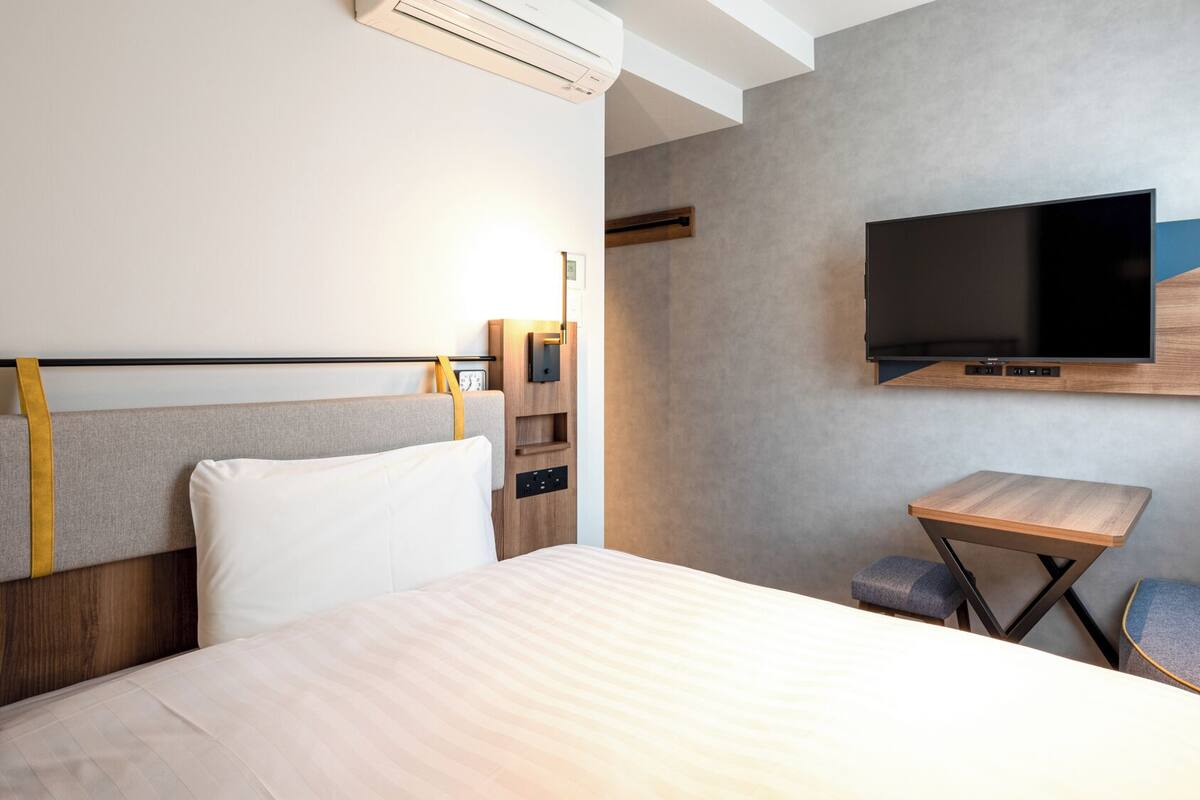 Premium bedding, in-room safe, desk, laptop workspace
