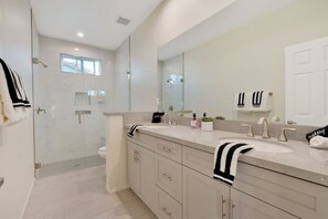 Baignoire, articles de toilette écologiques, sèche-cheveux