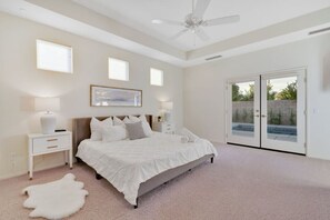 3 chambres, bureau, fer et planche à repasser, lit de bébé portatif