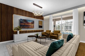 TV - 9 Bedrooms/ 5 Bathrooms/ Champions Gate (711 SS) (Davenport)