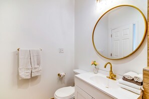 Douche, séchoir à cheveux, serviettes fournies, savon