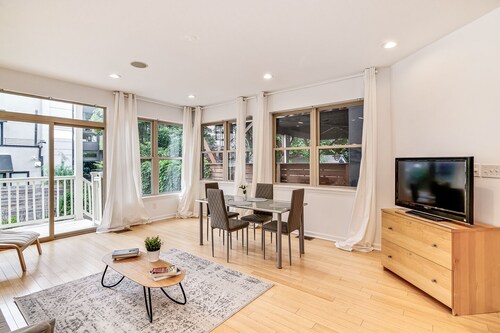 Bright & Spacious Suites - 8BR+Patio Sleeps 16!