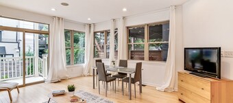 Bright & Spacious Suites - 8BR+Patio Sleeps 16!