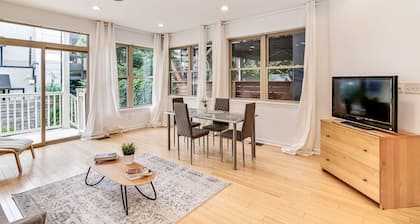 Bright & Spacious Suites - 8BR+Patio Sleeps 16!