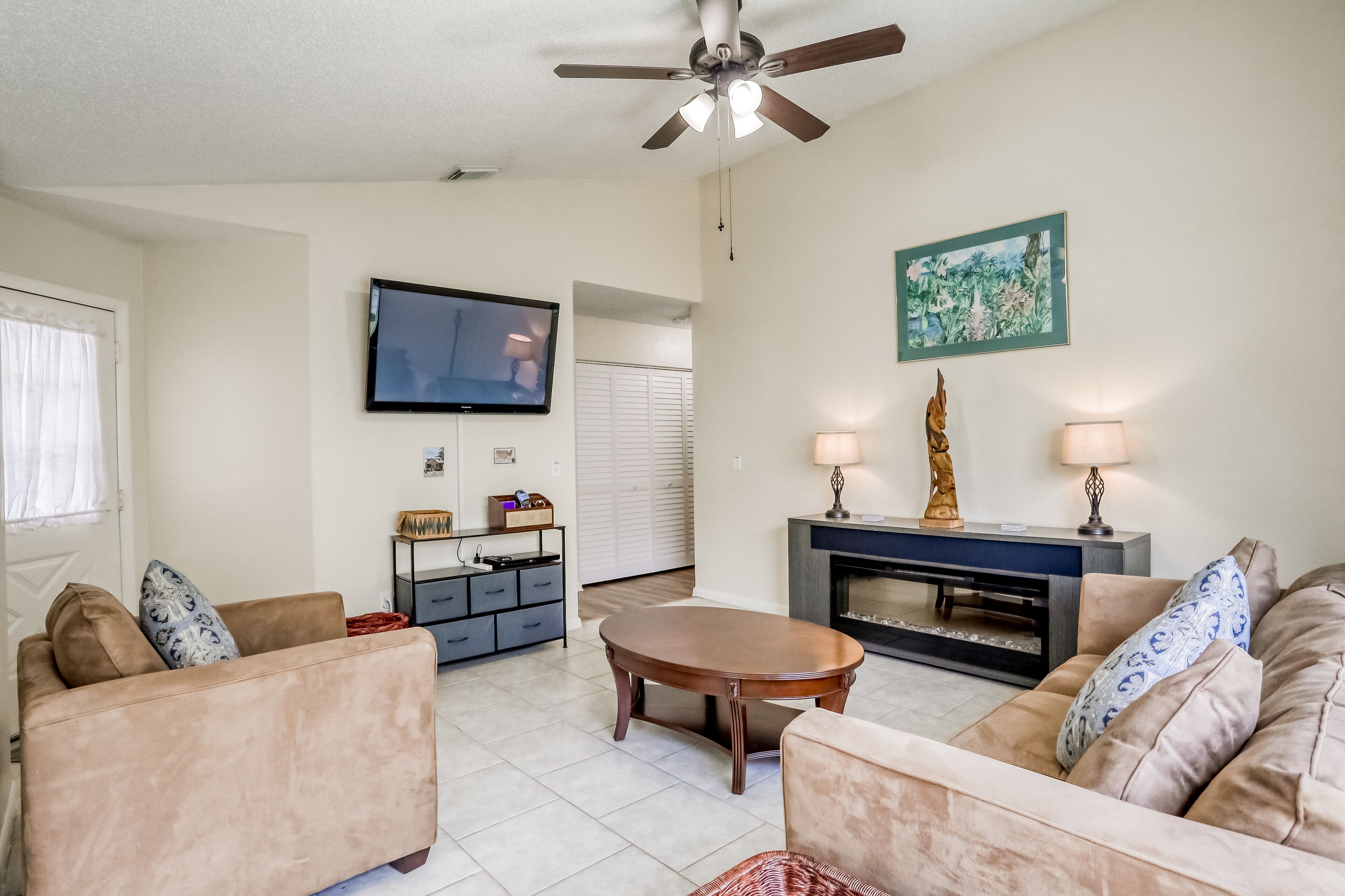 Dog-friendly Palm Coast duplex w/ private W/D, central AC, & electric fireplace