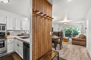 Fridge, microwave, stovetop, dishwasher