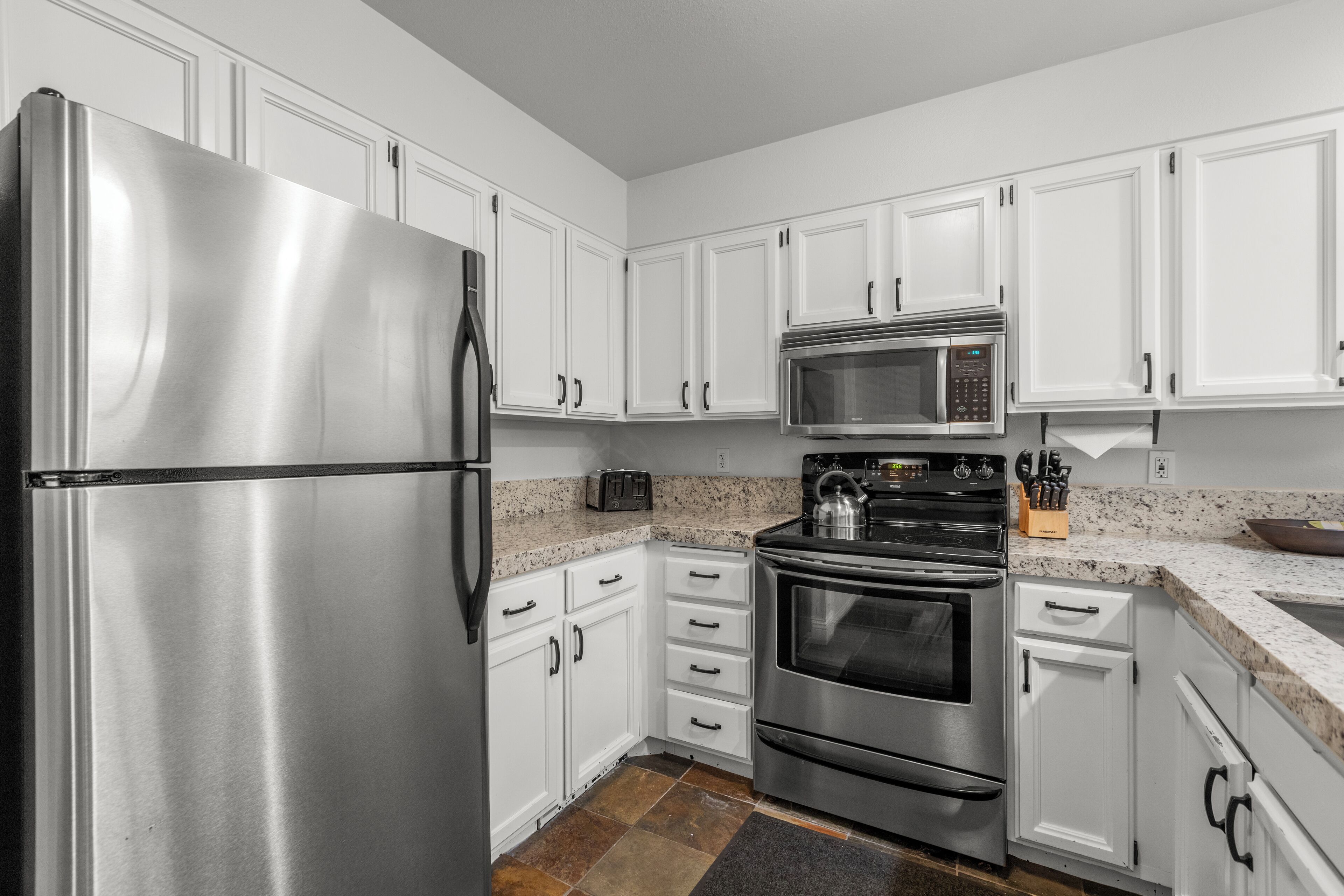 Een koelkast, een microgolfoven, een kookplaat, een vaatwasser