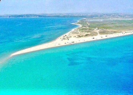 Una playa cerca, 2 bares en la playa