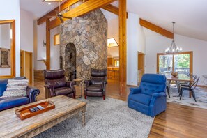 Smart TV, DVD player, table tennis - REDC27 - Spacious Home, Ping Pong, Pool Table (Sunriver)