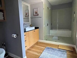 Kombinert dusj/badekar, boblebad, hårføner og håndklær