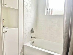 Combined shower/bathtub, jetted bath, hair dryer, towels - Welcome to Bob’s Bungalow - Idyllic East Side (Austin)